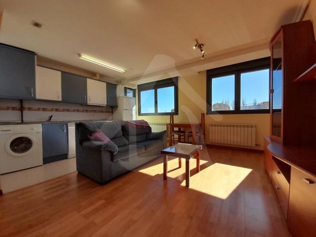 Apartamento sur en la zona de Avenida de Burgos con plaza de garaje y trastero en un residencial con piscina