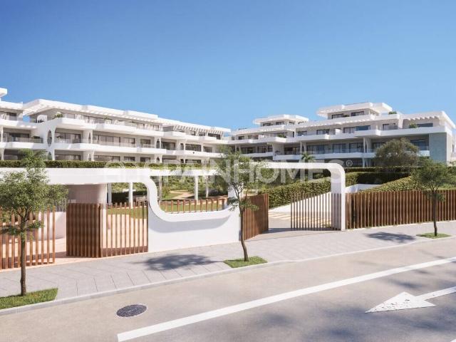 Apartamentos con Vistas al Mar y Piscina Comunitaria en Estepona