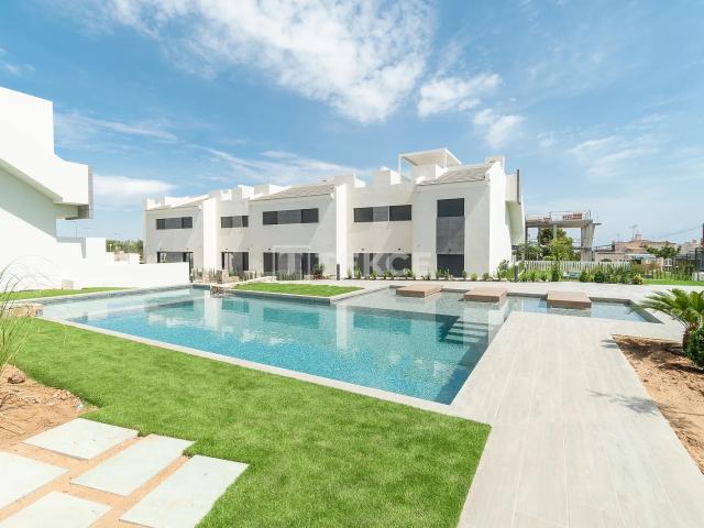 Apartamentos contemporáneos cerca de servicios en Los Altos Torrevieja
