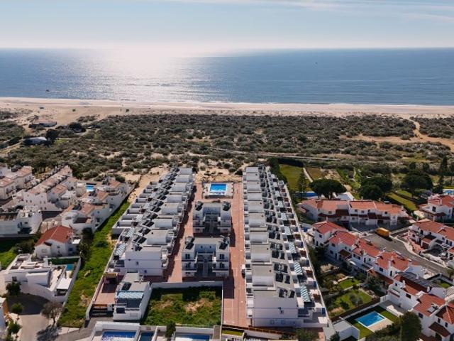 Apartamentos T2 e T4 em condomínio privado com piscina junto à Praia da Lota na Manta Rota, Algarve
