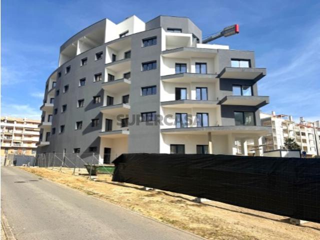 Apartamentos T2 novos com garagem a 300 metros da Praia Armação de Pêra