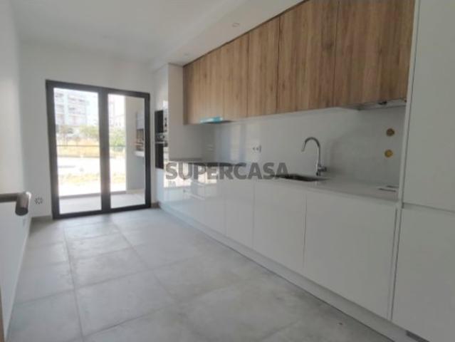 Apartamentos T2 novos com garagem a 300 metros da Praia Armação de Pêra