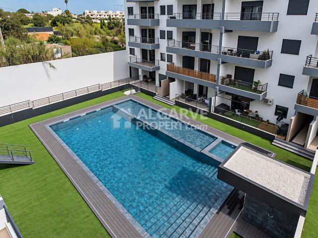 Apartamentos T3 em condomínio com piscina perto do centro de. 128m² Quelfes
