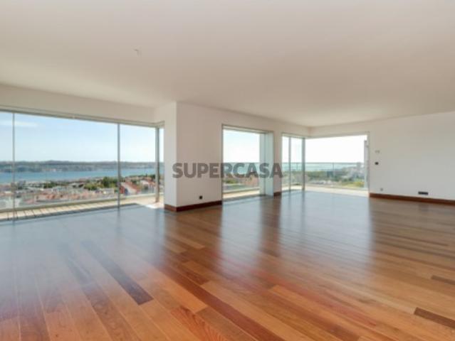 Apartamentos T4 novos a estrear de várias dimensões e orientações, de elevado padrão prontos a habitar