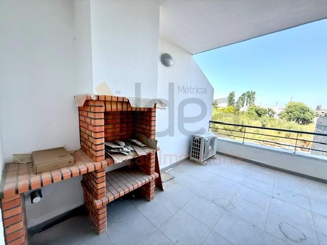 ApartamentoT1 Duplex com Terraço, Varandas, Parqueamento e Arrecadação Condomínio Jardins da Ladeira, Seixal