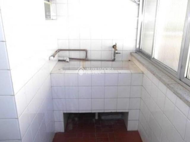 Apartameto dois dormitórios, um banheiro