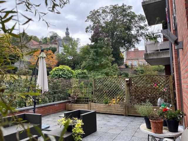 Apartement with teracce overlooking a garden by the city