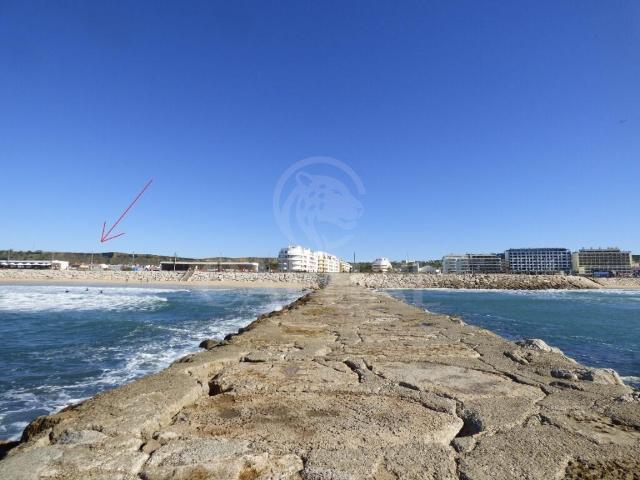 Apenas a 4km das praias da Costa da Caparica moradias c/ vista mar !