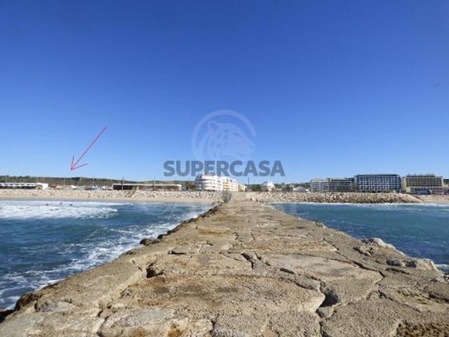 Apenas a 4km das praias da Costa da Caparica moradias c/ vista mar !