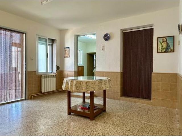 Apihouse Vende Casa de pueblo en planta baja en Domingo Pérez Toledo – Amplia, reformada y con gar
