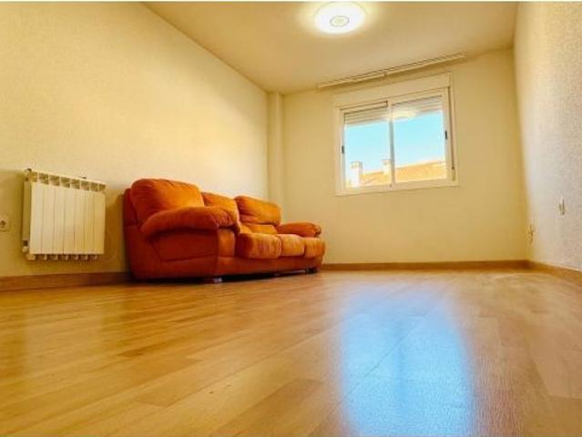 Apihouse vende piso de dos dormitorios con plaza de garaje y trastero en zona centro de Santa Olalla
