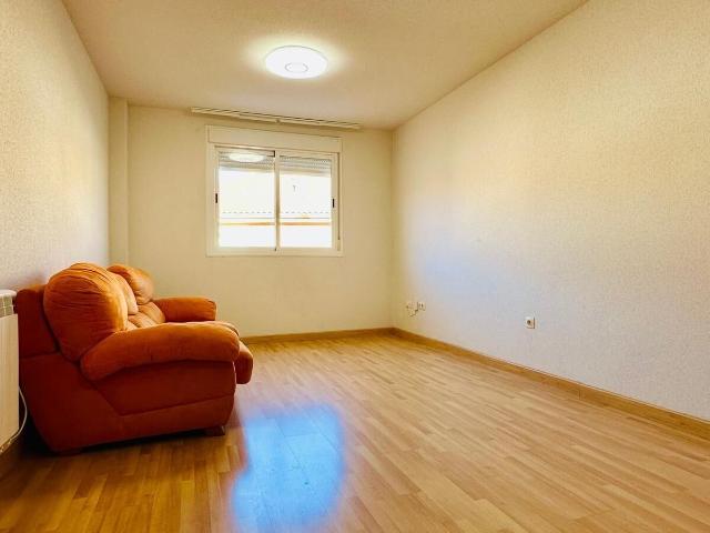 Apihouse vende piso de dos dormitorios con plaza de garaje y trastero en zona centro de Santa Olalla