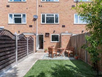 Aplin Way, Isleworth TW7 4 bed terraced house to rent £3,350 pcm £773 pw