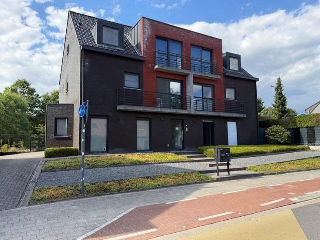 App 1ste verdieping met o.a. 2 slaapkamers, terras, garage