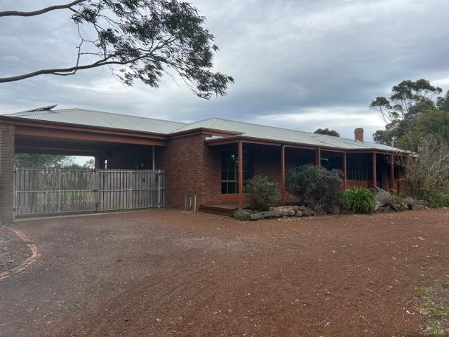 App 5 acres 4 Bed home