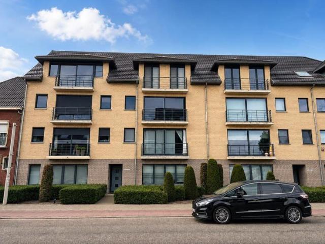 App. eerste verdieping met 2 slaapkamers, terras en garage