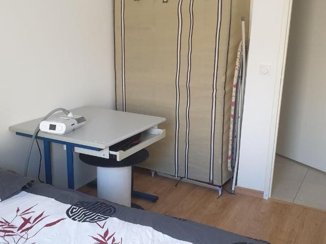 Appart calme isolé de la rue sur jardin interieur
