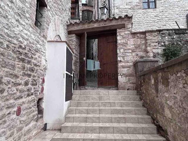 Appartamento con accesso riservato nel centro storico di Gub. 80m² Gubbio