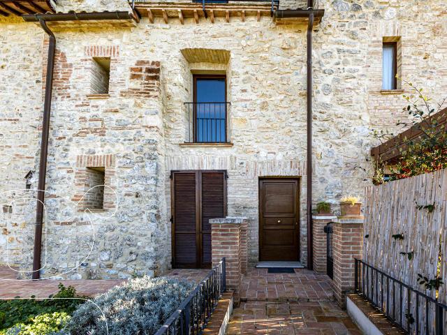 Appartamento con box a Montecastrilli