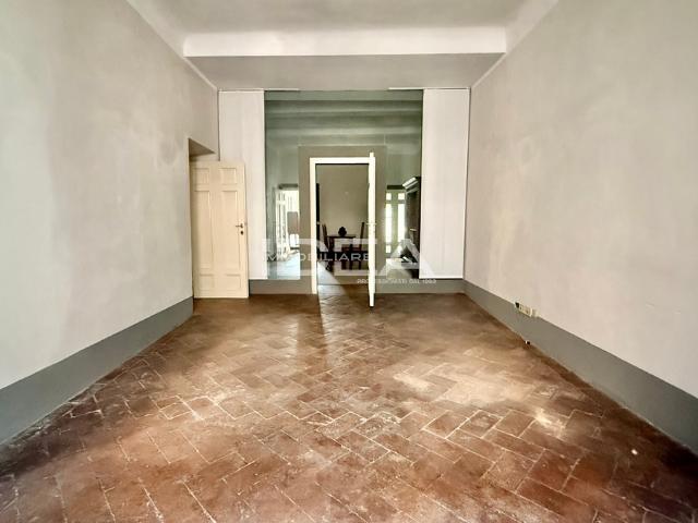 Appartamento con box in piazza san pietro somaldi, Lucca
