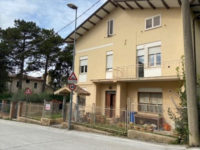 Appartamento con giardino in via brunozzi, Sigillo