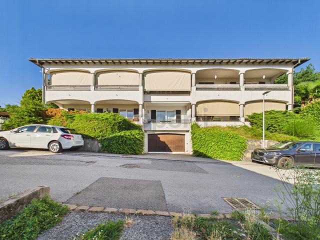 Appartamento con Grande terrazza, piscina condominiale e camino a legna