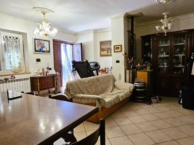 Appartamento con ingresso indipendente in vendita a Teramo, Estrema periferia