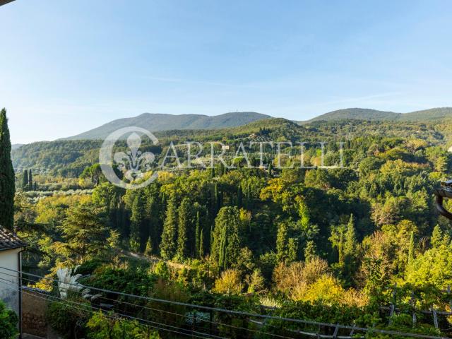 Appartamento con pietra a vista e camino nel centro storico. 120m² Cetona