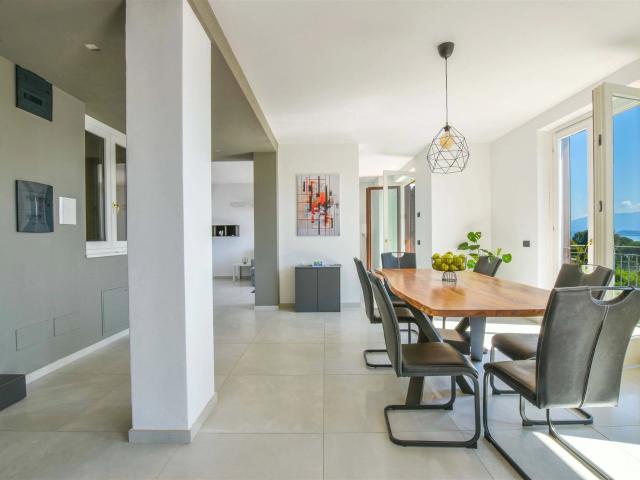 Appartamento con Piscina Condominiale e terrazzi Vista Lago. 140m² Meina