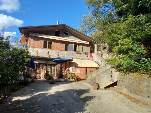 Appartamento con terrazzi a Massarosa