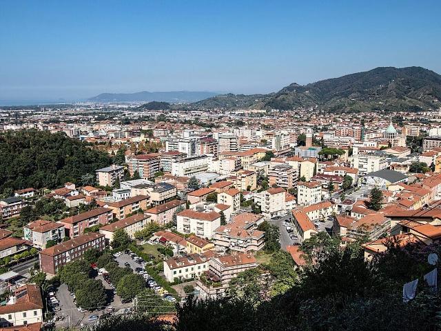 Appartamento con terrazzo, Massa centro storico