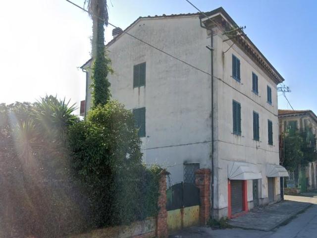 Appartamento con terrazzo, Capannori lunata