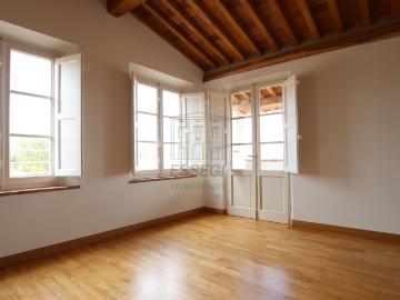 Appartamento con terrazzo in piazza san michele 32, Lucca