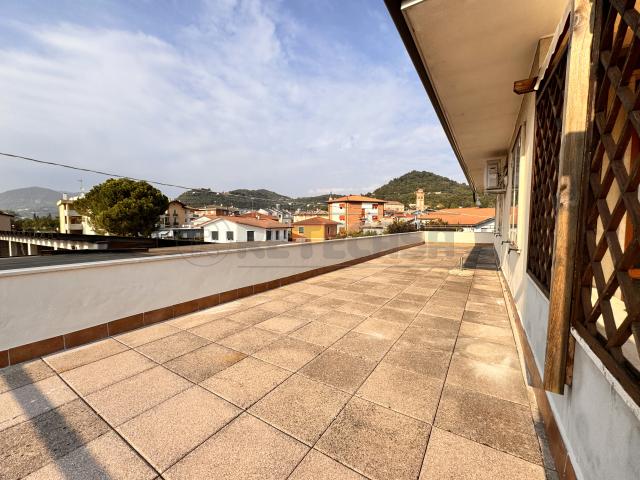 Appartamento con terrazzo in via trieste 17, Castelgomberto