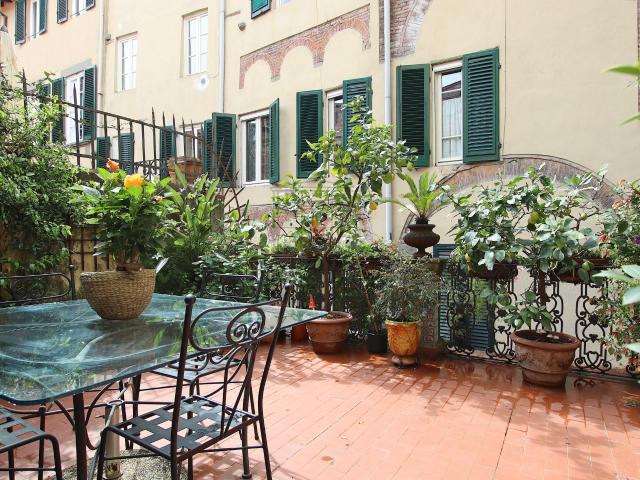 Appartamento con terrazzo in via buia, Lucca
