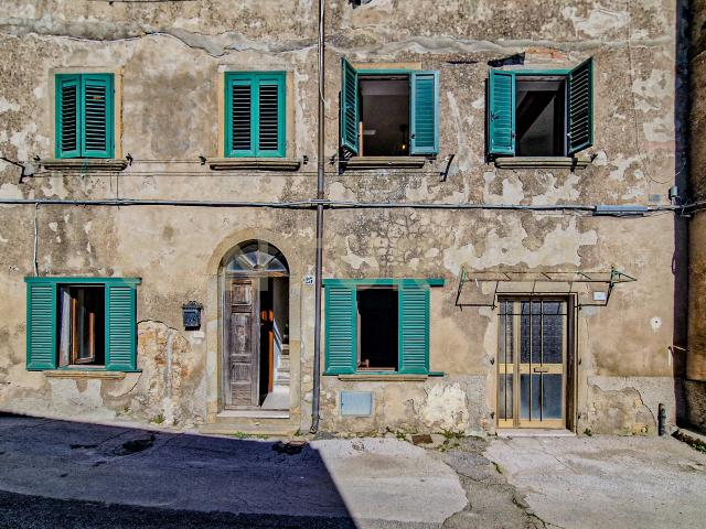 Appartamento con terrazzo in via del gioco 25, Roccastrada