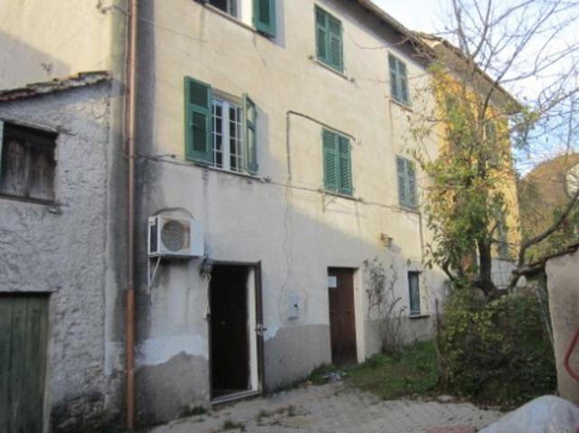 Appartamento con terrazzo in via insurrezione 2, Montoggio