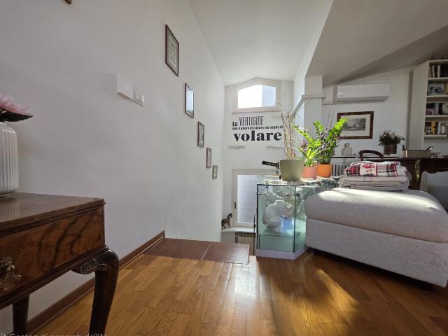 Appartamento con terrazzo in via matteo renato imbriani, Trieste