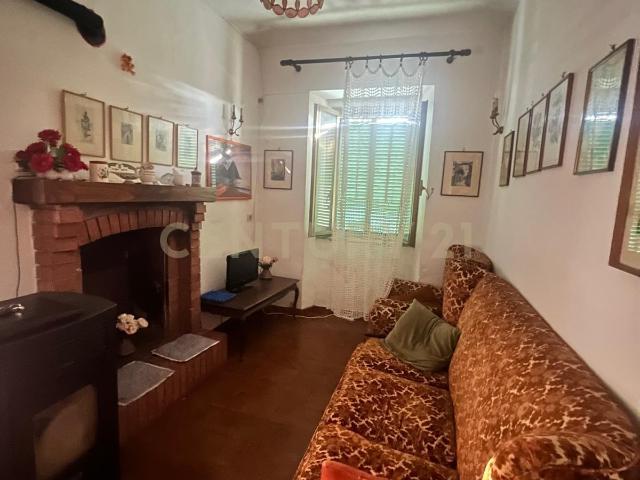 Appartamento con terrazzo in via roma 13, Semproniano
