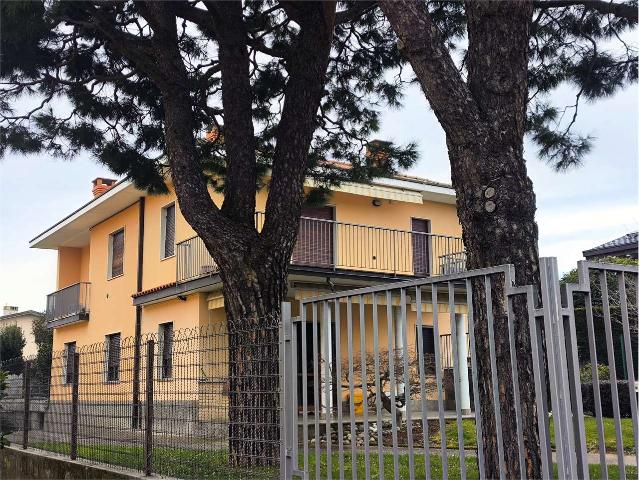 Appartamento con terrazzo in villa bifamiliare
