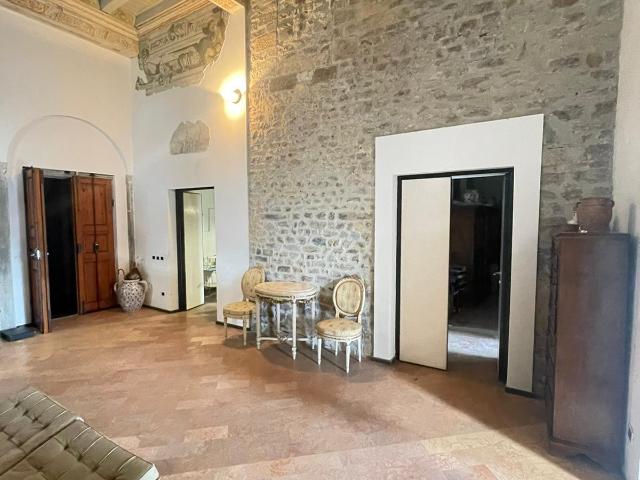 Appartamento con terrazzo, Pisa lungarni