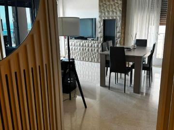 Appartamento con terrazzo vista mare e box auto