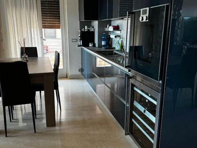 Appartamento con terrazzo vista mare e box auto