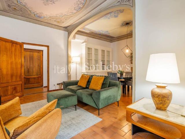 Appartamento affrescato in storico palazzo vicino a Piazza Santa Croce