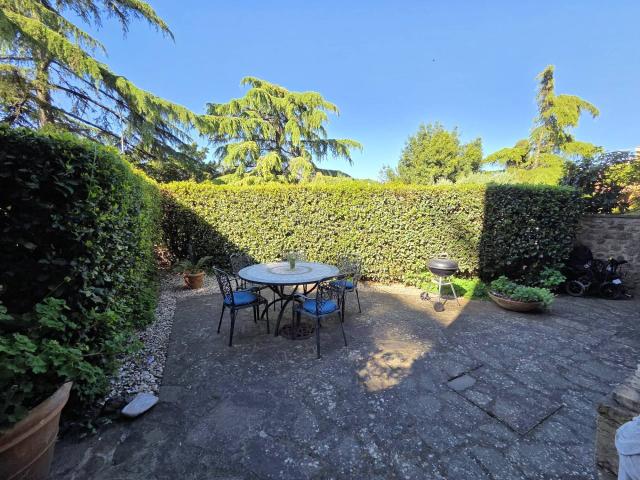 Appartamento al piano primo con giardino in vendita a Lajatico, Orciatico