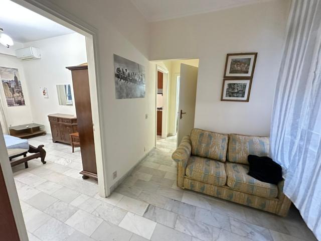Appartamento Arredato Con Cortile Via Marina 70 Mq