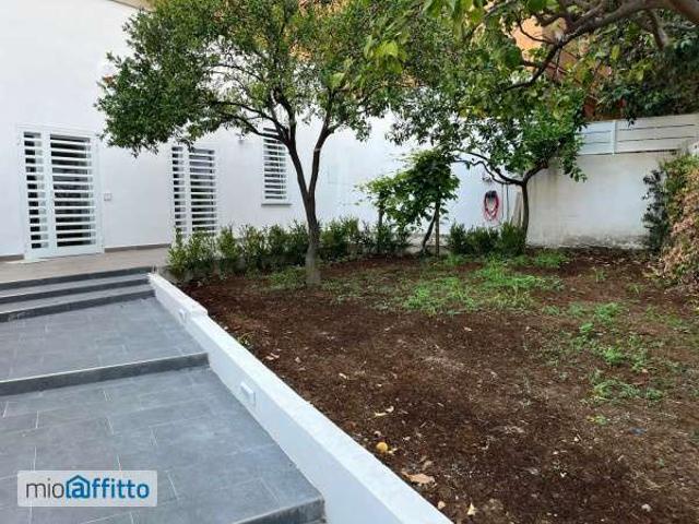 Appartamento arredato con terrazzo Chiaia