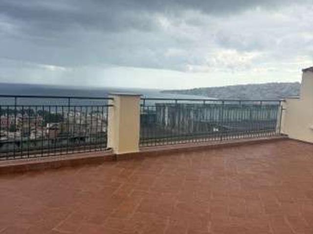 Appartamento arredato con terrazzo Chiaia