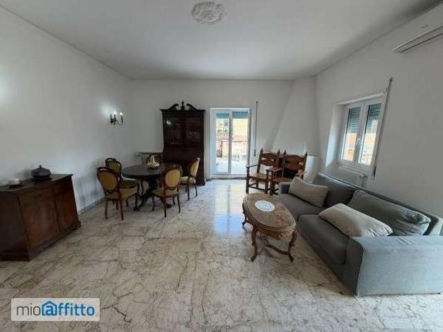 Appartamento arredato con terrazzo Trieste, salario