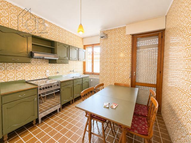 APPARTAMENTO ARREDATO CON 3 CAMERE DOPPIE E GARAGE – FINO A 6 PERSONE